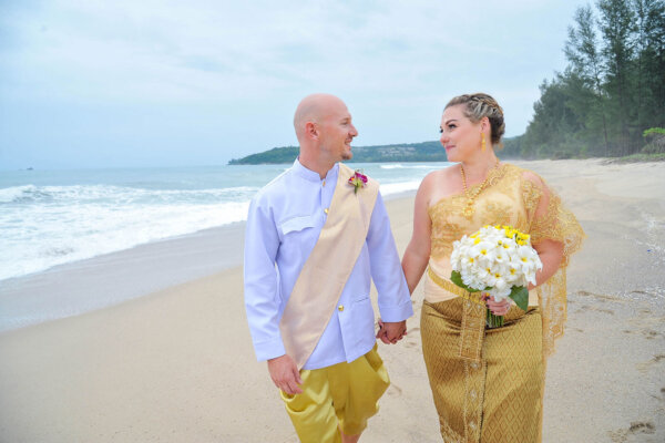 海滩上的泰国传统婚礼 与大象同行
