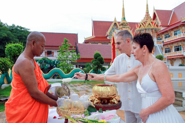 泰式佛教婚礼：传统寺庙仪式（清晨或下午）