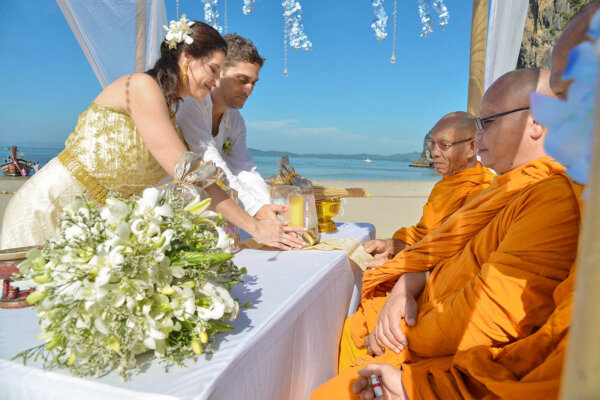 泰国僧侣证婚的西式婚礼：寺庙